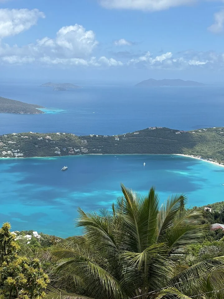 Der weiße Sandbogen von Magens Bay, gesehen von den Hügeln von St. Thomas