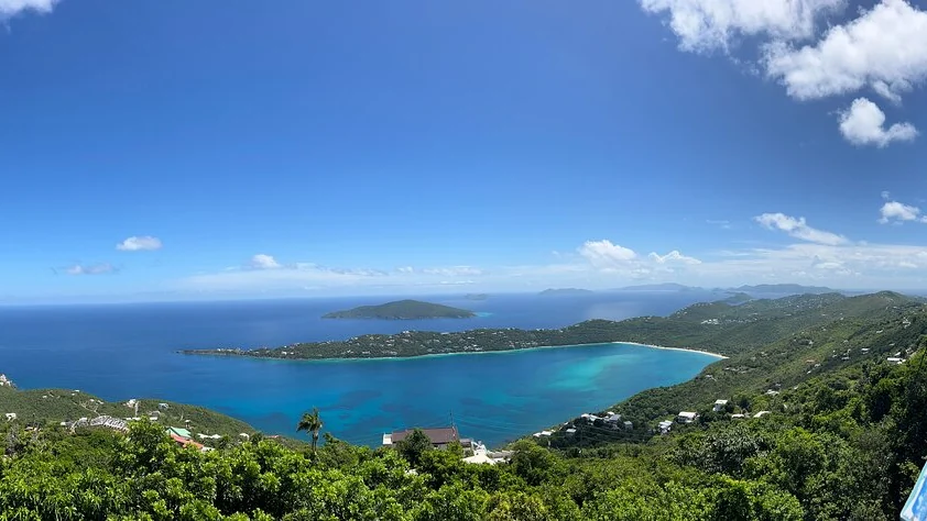 La costa norte de St. Thomas y pequeños cayos bajo un cielo azul