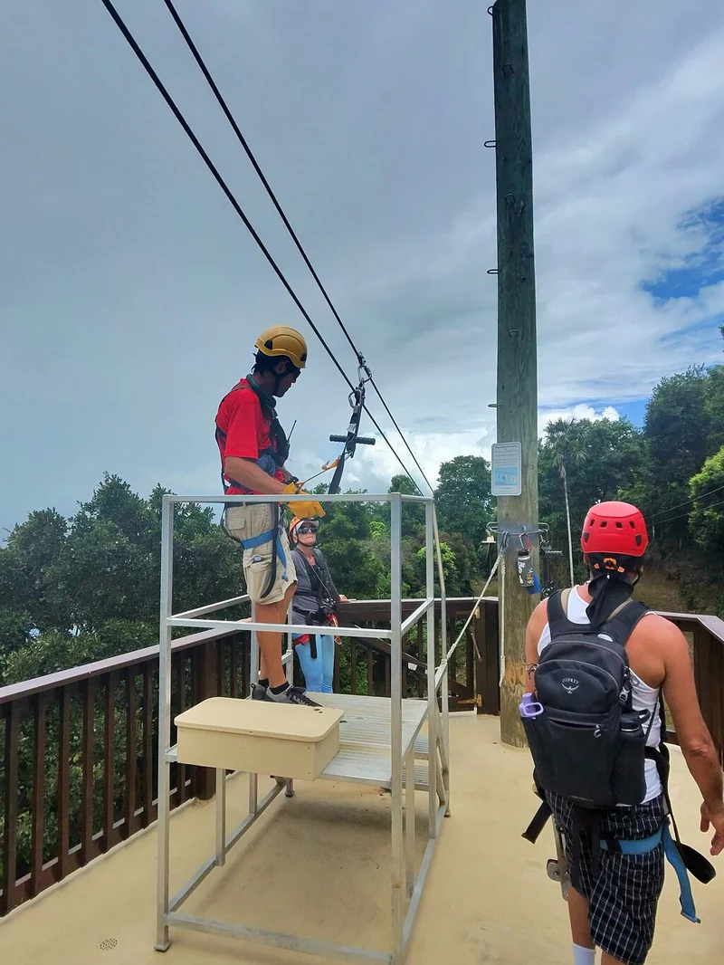 Una persona con casco subiendo al punto de salida en una plataforma entre las copas