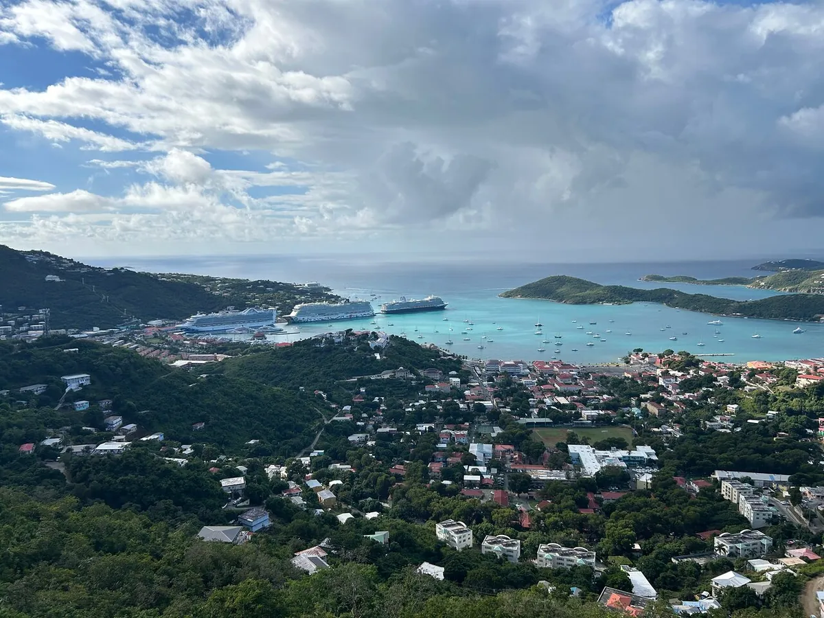 Cruceros atracados en el puerto de Charlotte Amalie, vistos desde las colinas